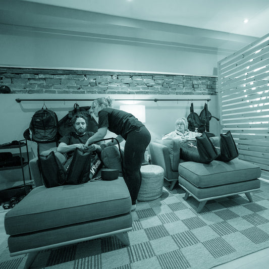 Athlète utilisant des bottes de compression pour accélérer la récupération musculaire à Montréal