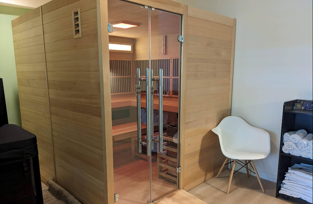 Vue extérieure de la cabine de sauna intérieur dans un centre de récupération athlétique à Montréal