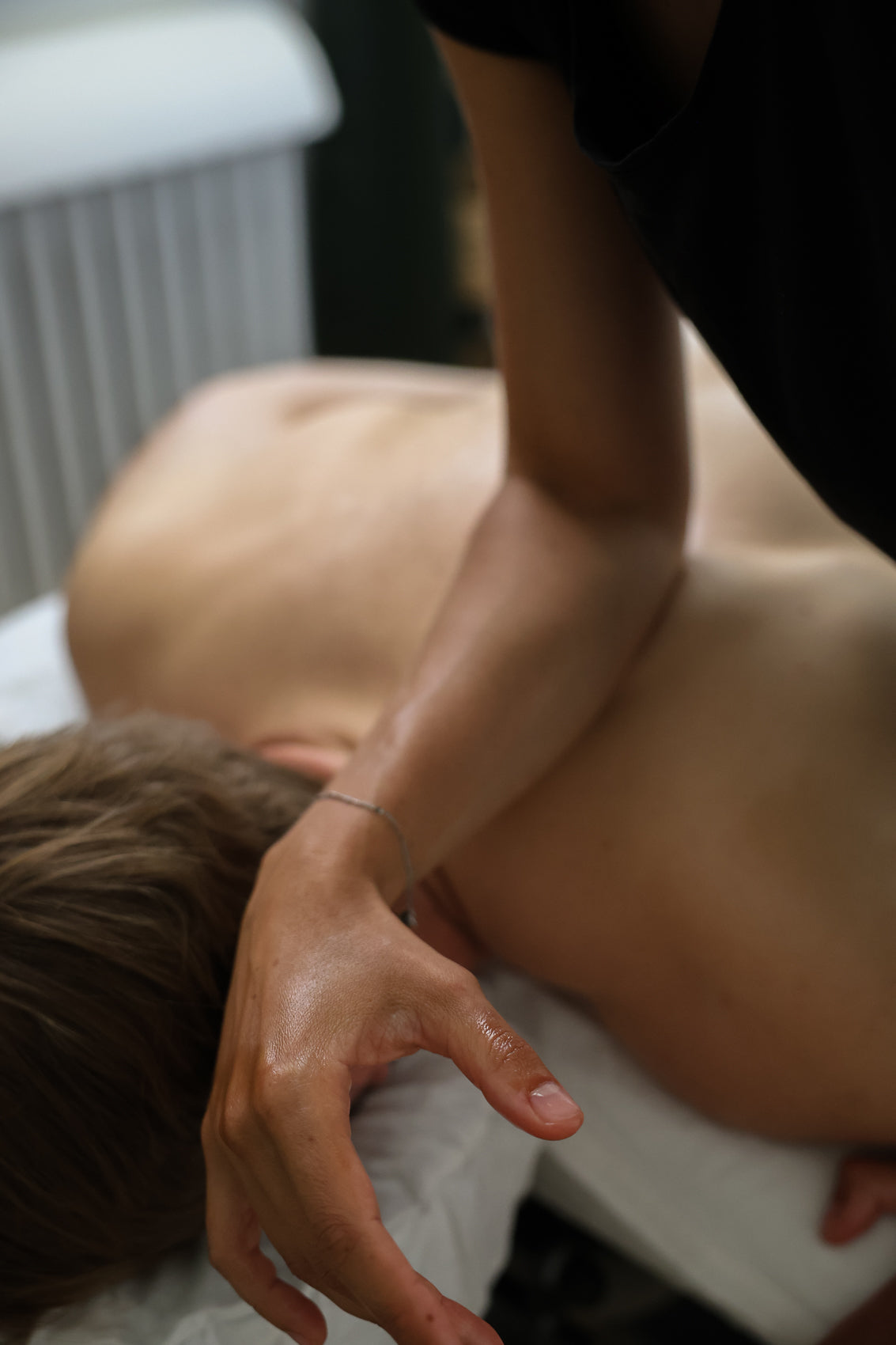 Séance de massage thérapeutique pour améliorer la mobilité des athlètes