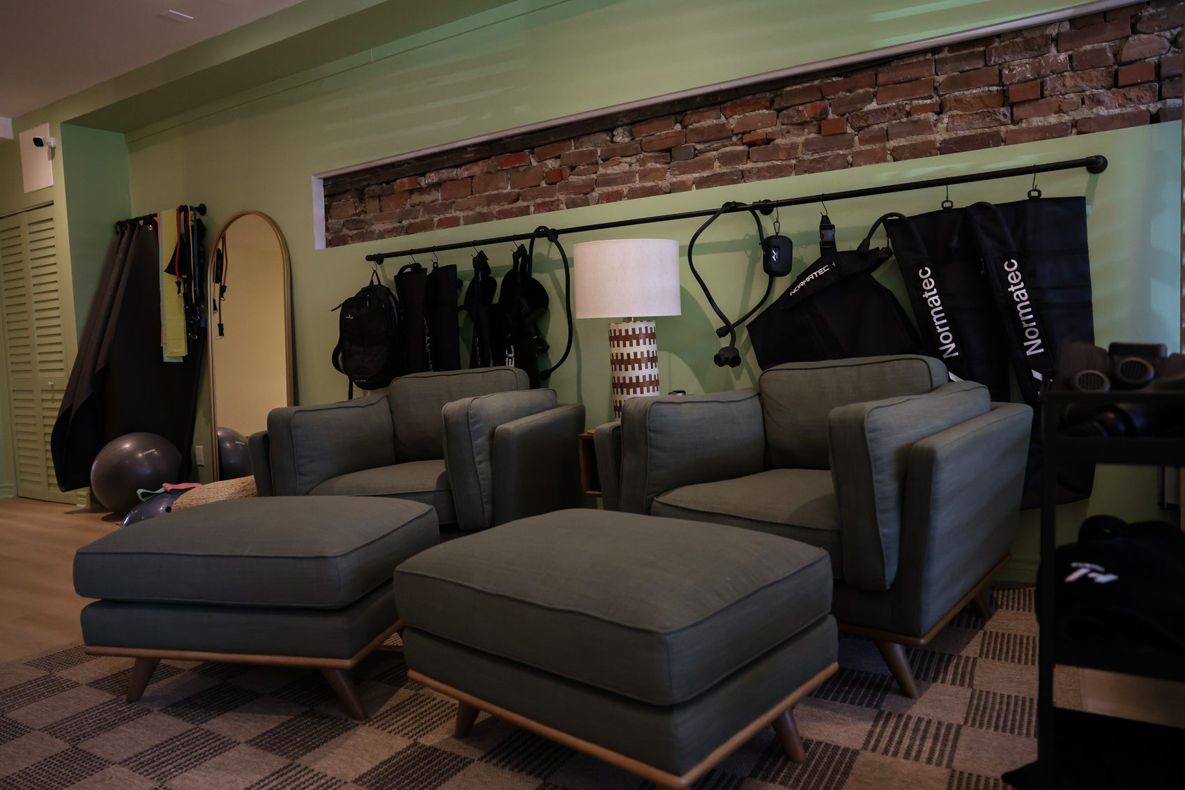 Athlète utilisant Normatec après un entraînement intensif