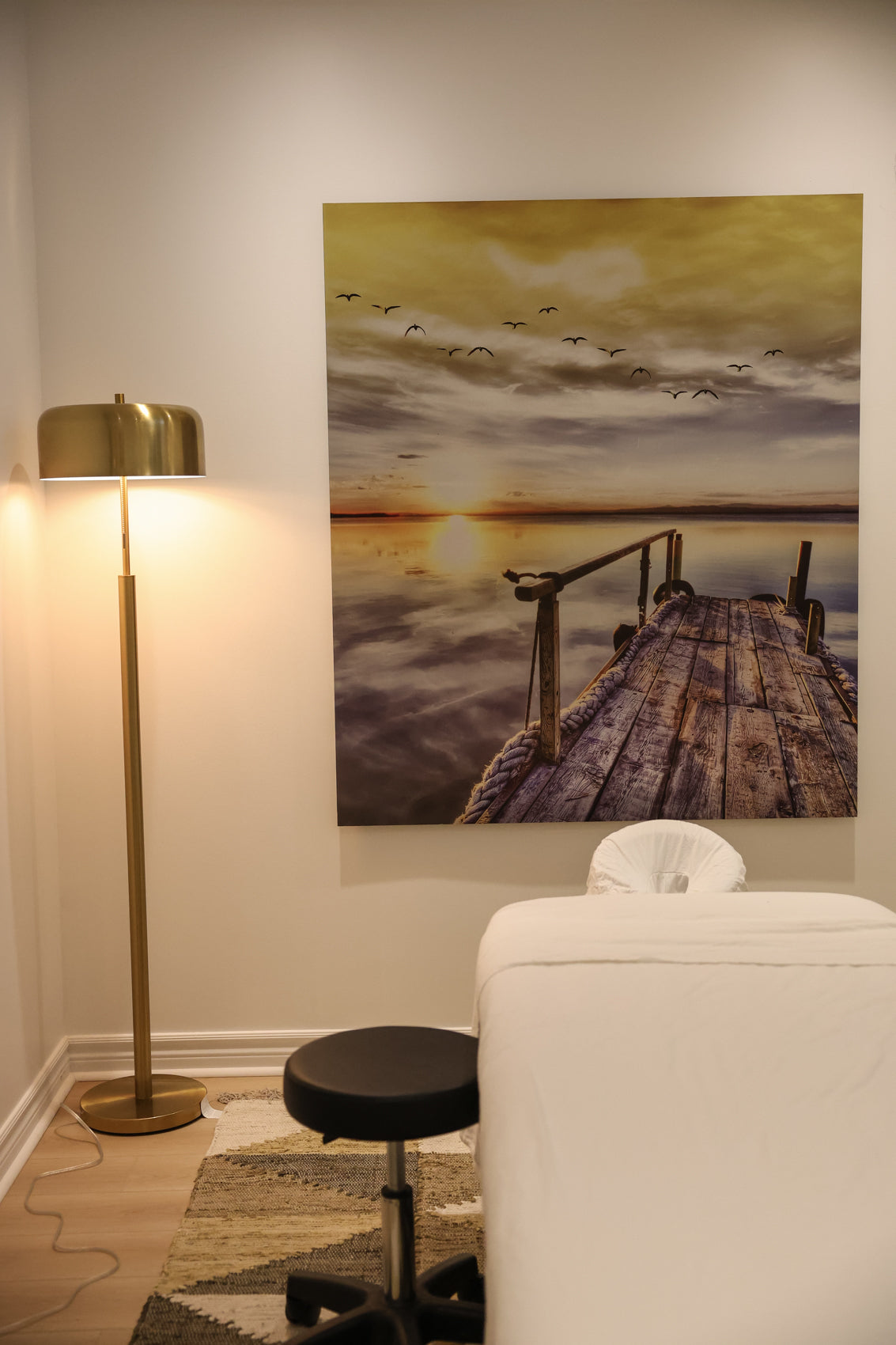 Thérapeute effectuant un massage sportif sur un athlète